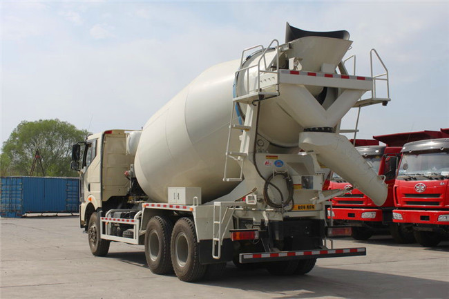 White Concrete Construction Equipment , FAW J6P Self - Load Mobile Concrete Mixer 8 Cubic Meters