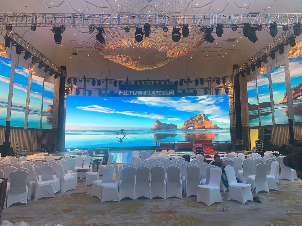 P2.5 HD Advertising LED Screen With Waterproof Housing LED Lights 3 Years Warranty