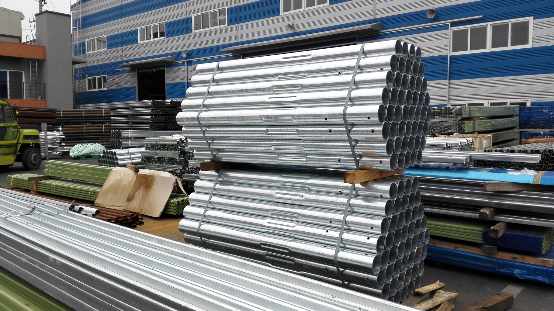 Straight Barrier Galvanized Steel Round Post for Traffic Security and Protection