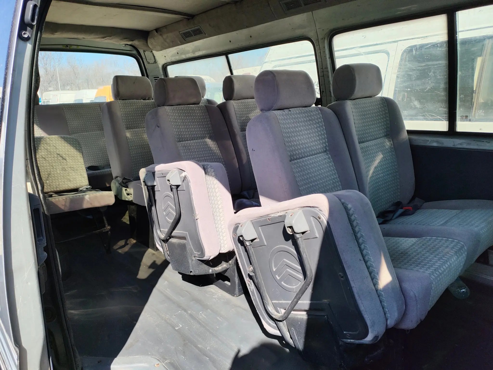 Used Mini Coach Sliding Windows 5.4 Meters 14 Seats Golden Dragon Hiace XML6532 Air Conditioner