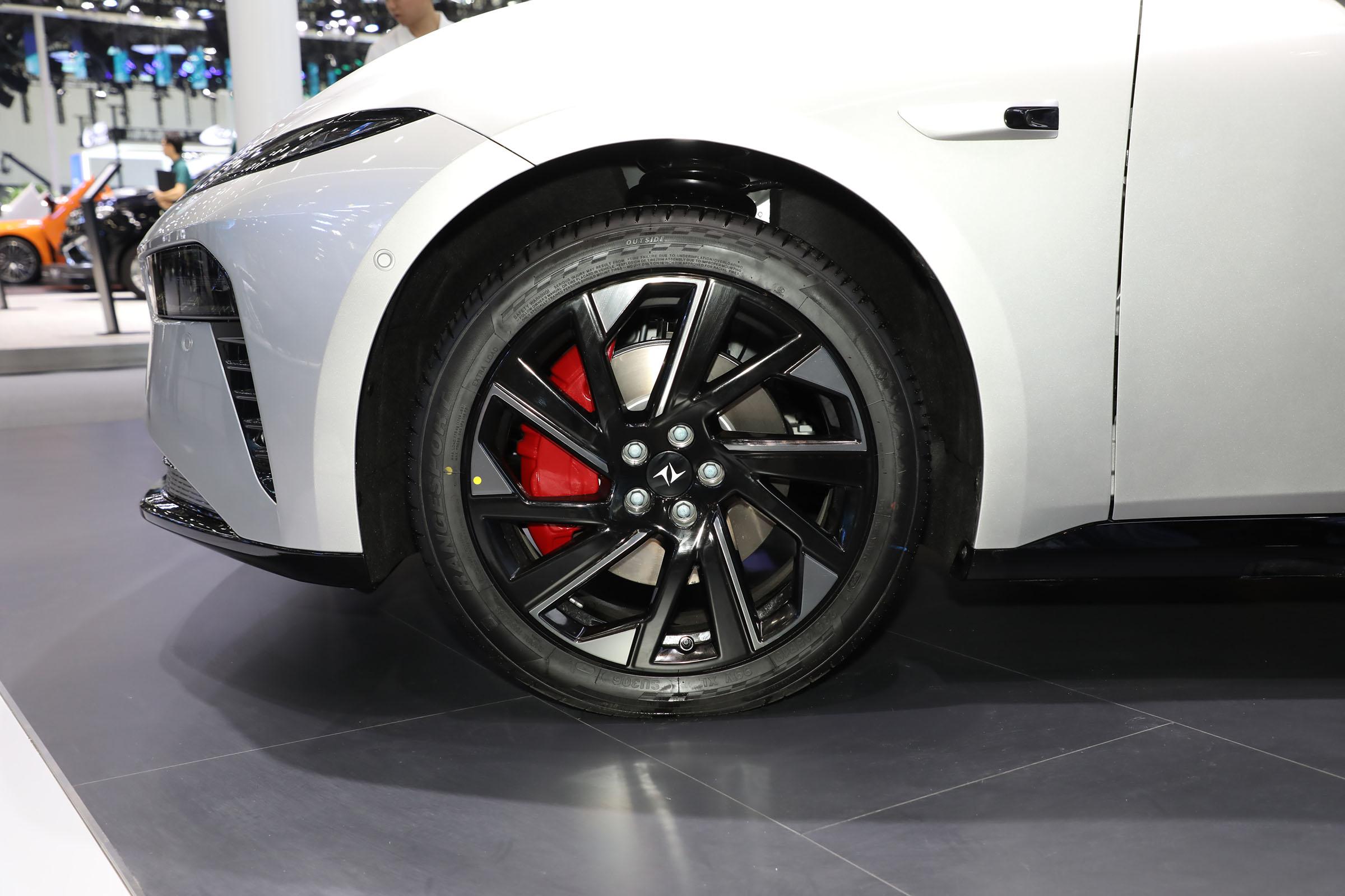 400KW Endurance Fashionable Dongfeng Yipai 007 Energy Hatchback Sports Car with 2915mm Wheelbase and Max Speed of 180 Km/h