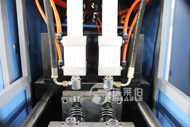 Excellent PET Bottle Blowing Machine 1.53 * 0.62 * 2.0 M Strong Penetrability