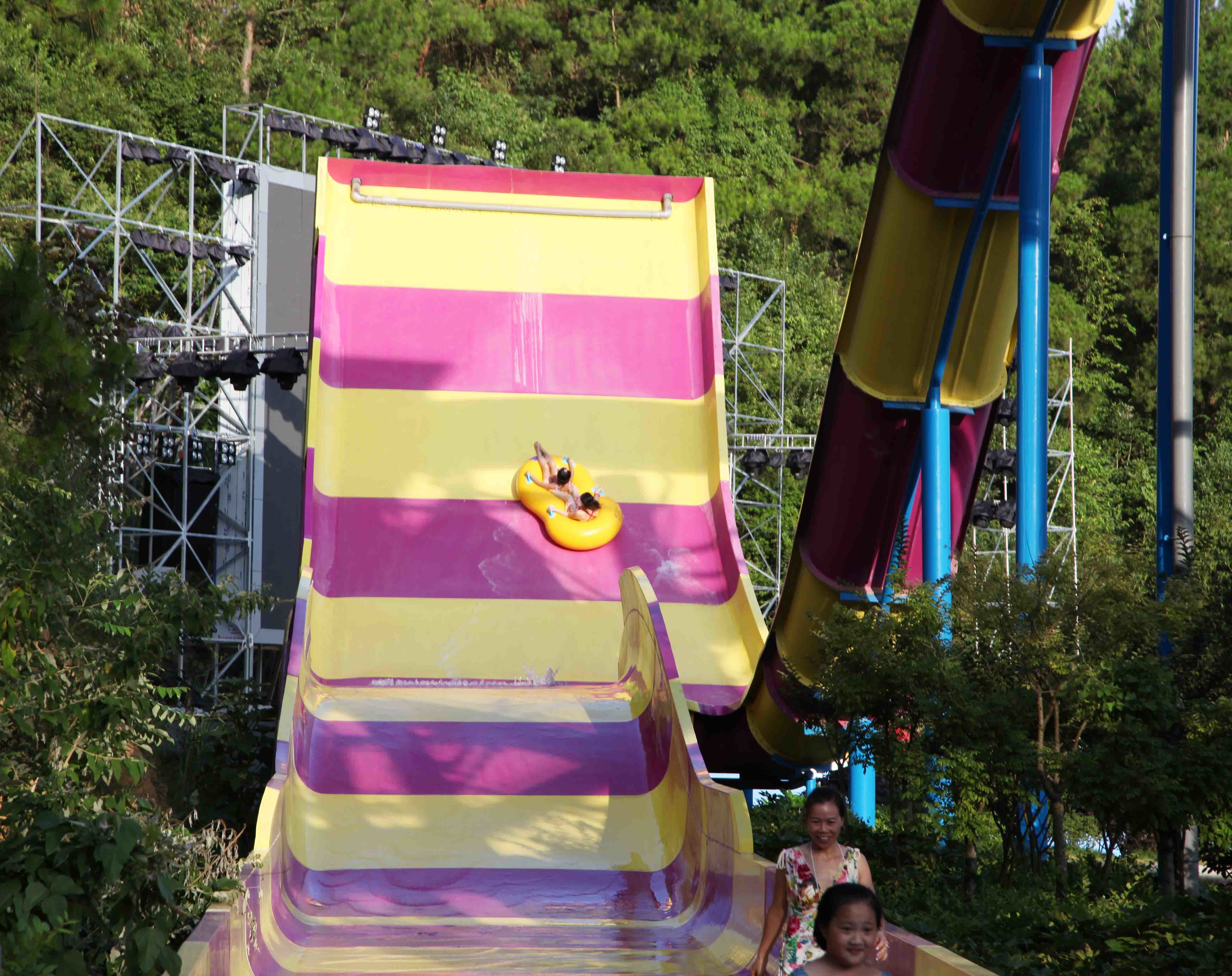 Outdoor Custom Water Slides , Amusement Park Boomerang Aqua Slide For 2 People
