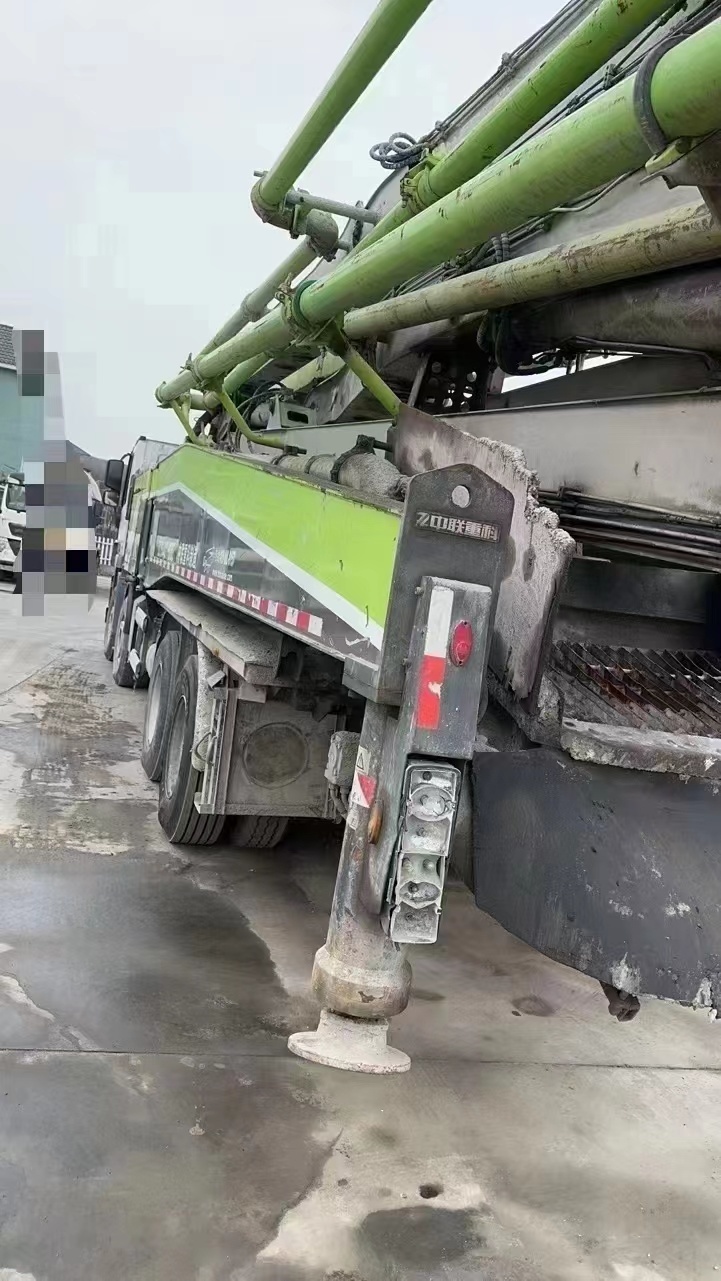 90% Near New 2019 Zoomlion Super Long Boom Pump Mounted Concrete Pump on Benz Chassis Factory Directly Sale