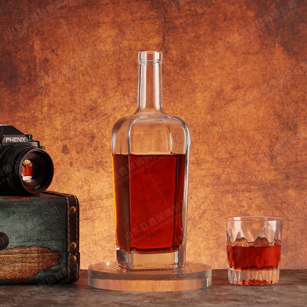Customized Glass Bottle 70cl 75cl Square Whiskey Spirit Glass Bottle with Custom Cork