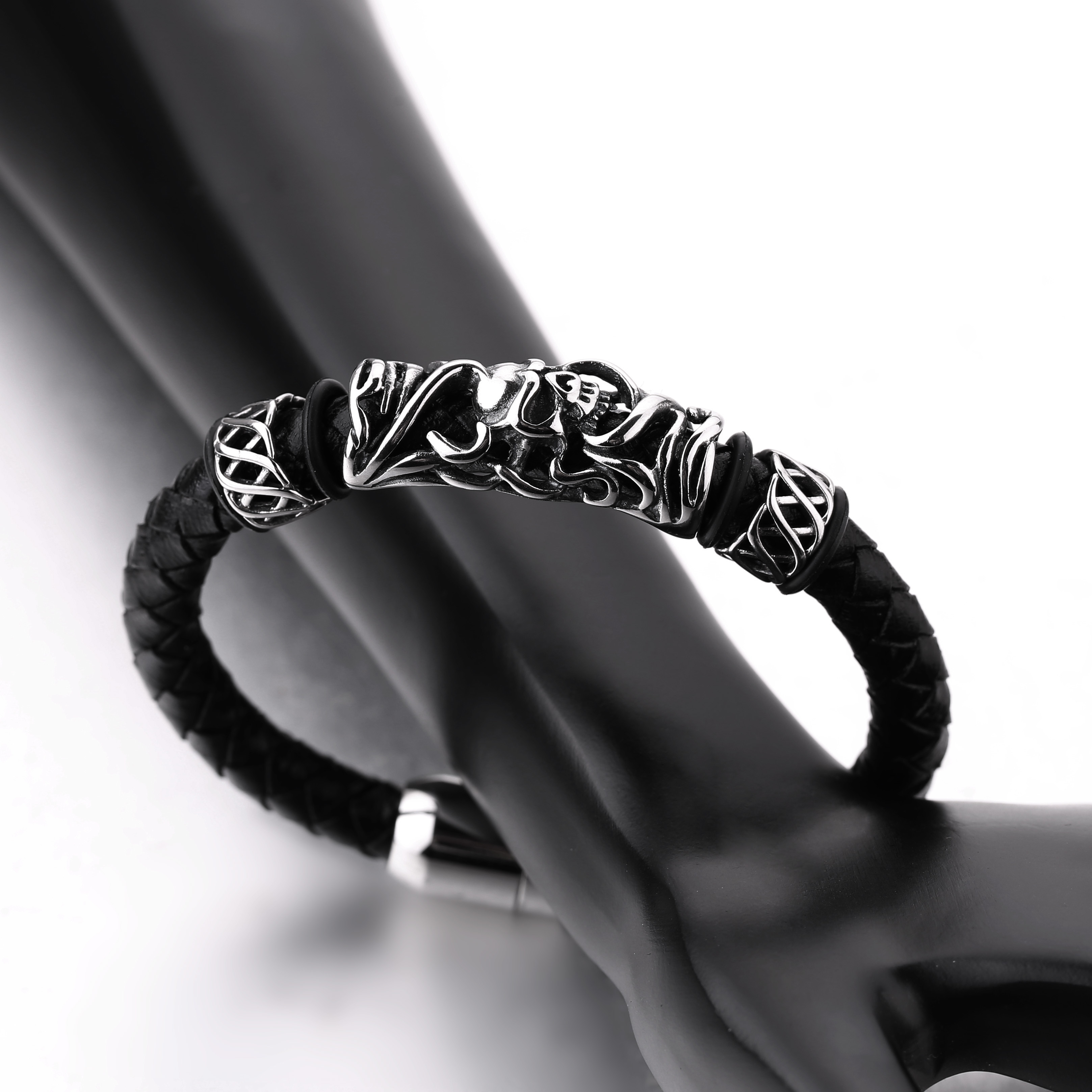 Cheap price black plated the north skull metal charm black leather men skull bracelet for wholesale