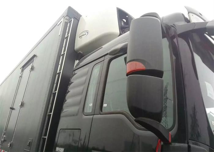 Commercial Refrigerated Truck SINOTRUK HOWO 20 - 25 CBM German MAN Engine Euro 4