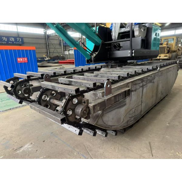 Swamp / Marsh Multipurpose Amphibious Excavator With Multi Hull Pontoon Structure
