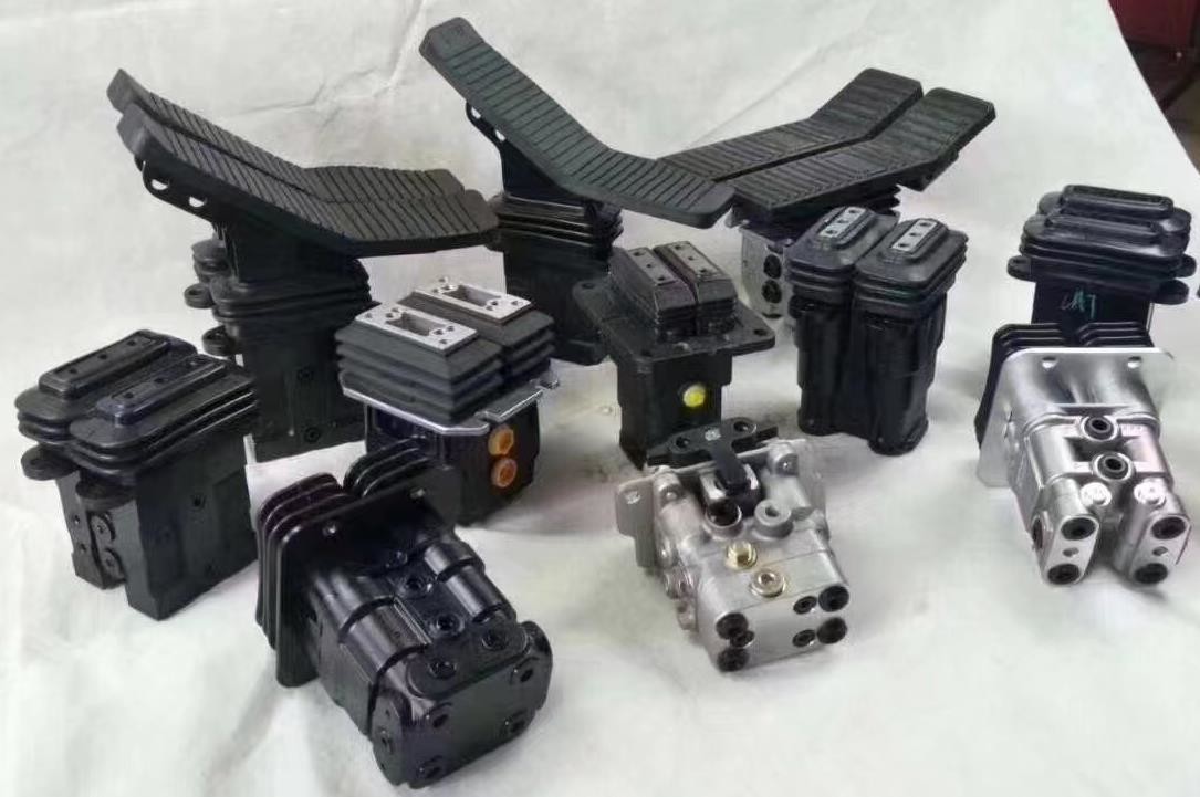 Small E306 Hydraulic Excavator Parts , Stroke Control Foot Hydraulic Pedal Valve