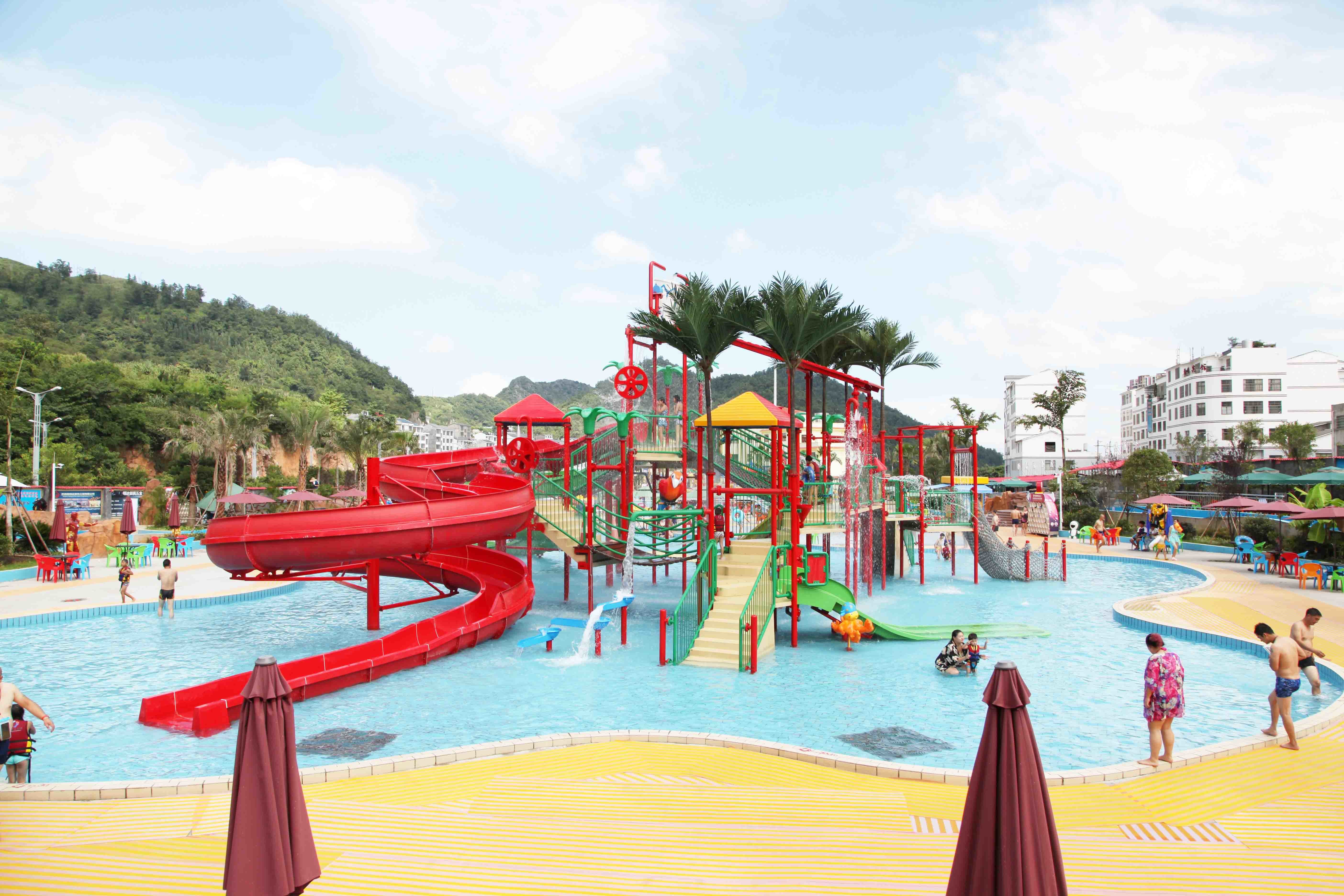 Large Kids Water Play Equipment / Mini Water House With Children Slide , 11.5*12.5*6.5m