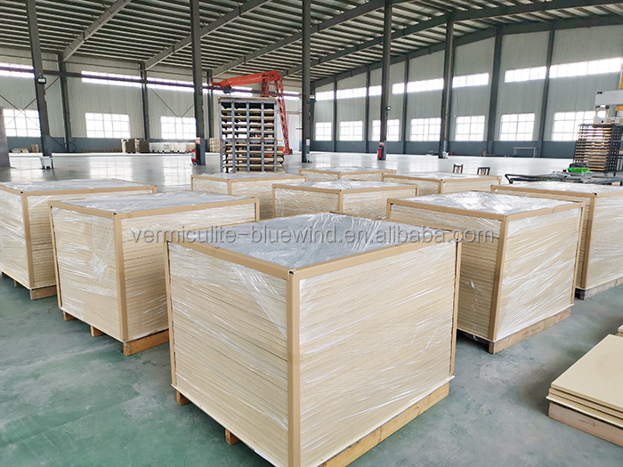 Vermiculite board for fire protection and thermal insulation
