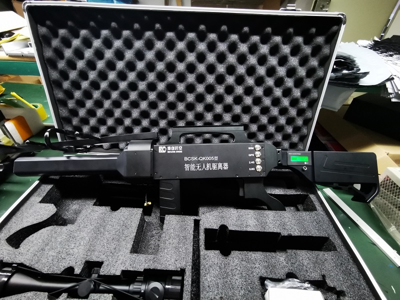 900m / GPS / 2.4g/5.8g four band frequency UAV jammer 1500m one key drive off forced landing and return shielding UAV