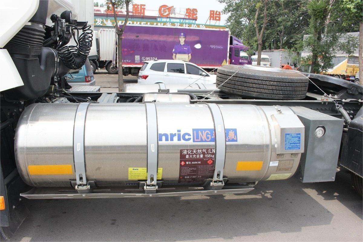 Half-Seat Row HOWO T7H Heavy Truck High Roof Deflector Side Wind Panel 440 HP 4X2 LNG Tractor