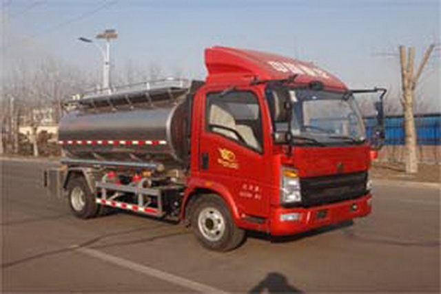 Double Seats 4x2 Fuel Tank Truck SINOTRUK HOWO 5m3 With Engine Chaochai And Cab 2080