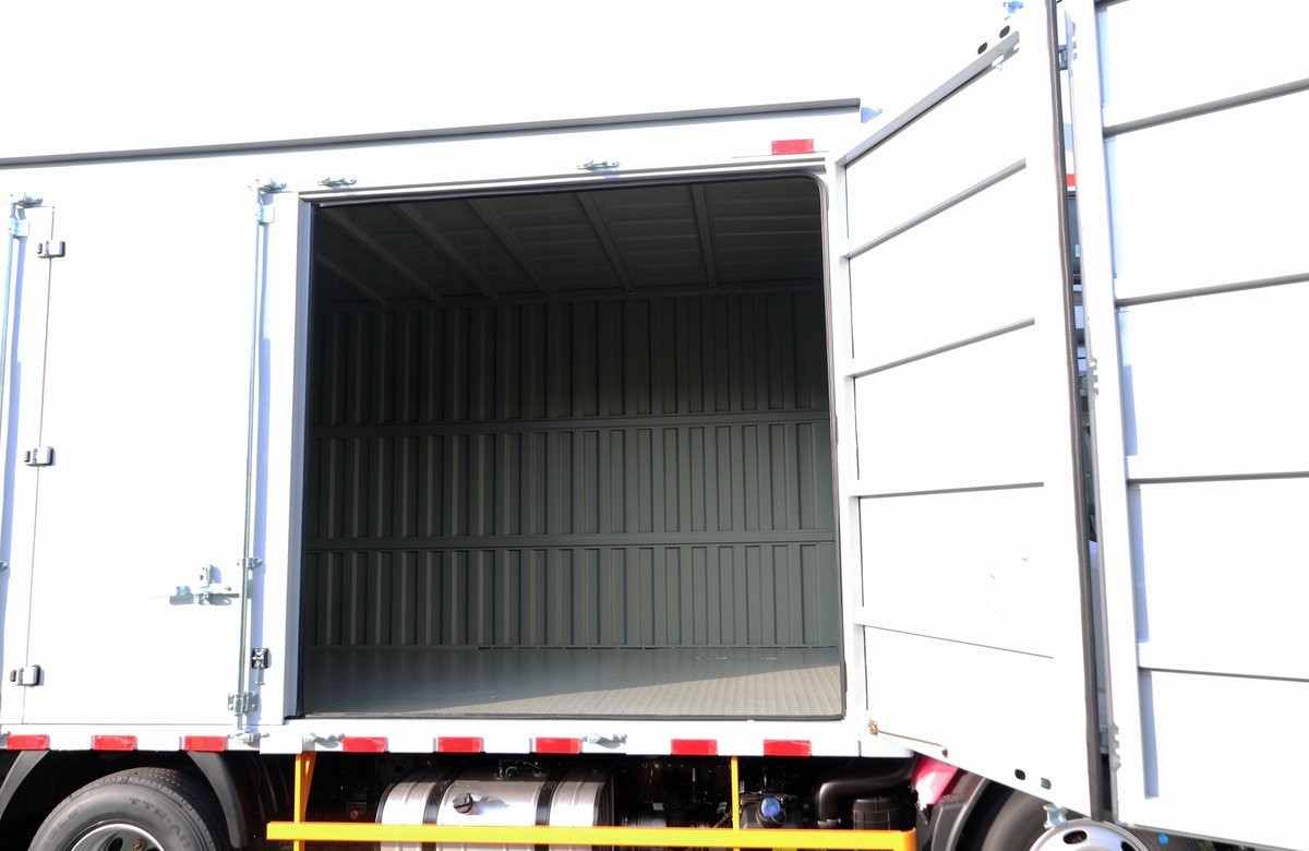 Used Light Cargo Trucks JAC 4.2 Meters Van Box Double Door Single Row Cab With Sleeper