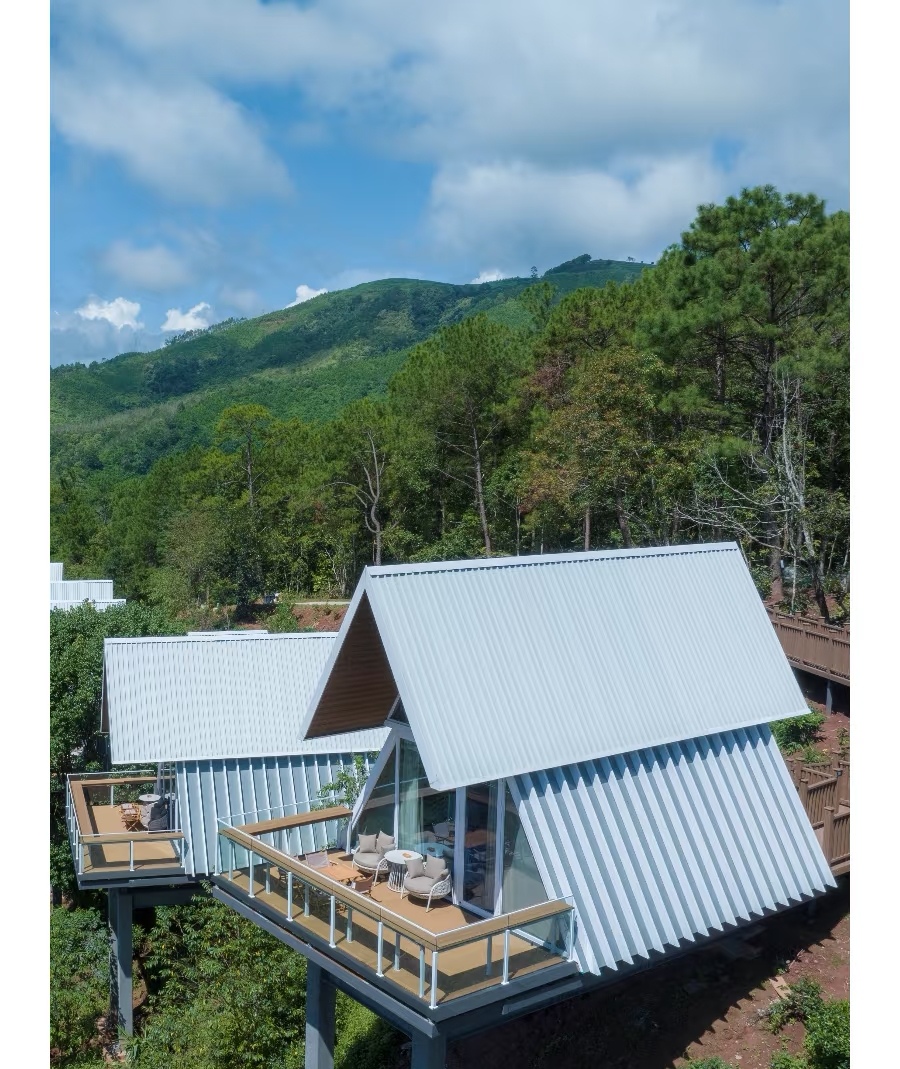 Premium Triangular Timber Modular Glamping Lodge Popular Prefab Bungalow Direct Factory Bulk Supply for Eco Campgrounds