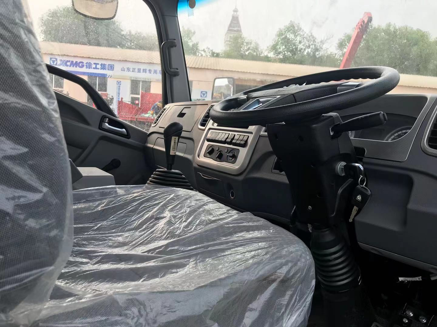 Used Small Trucks 4×2 Drive Mode Loading 4-6 Tons Right Hand Drive Sinotruck Howo Lorry Truck