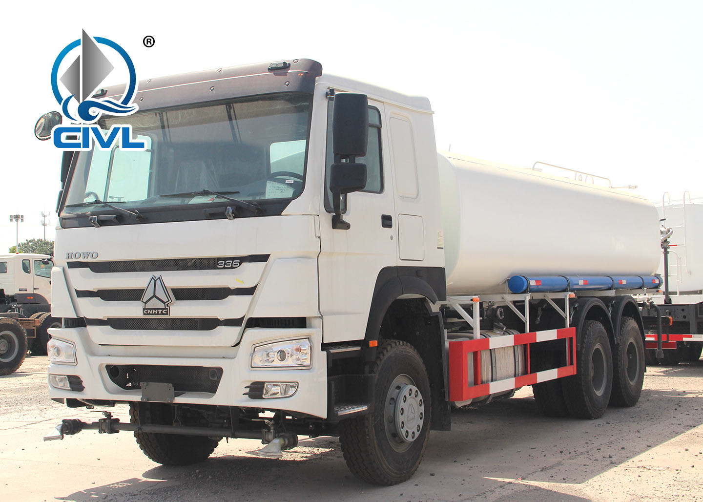 ZZ5257M3247N Green / Red / White Sinotruck Howo Water Tanker Trailer 25000L