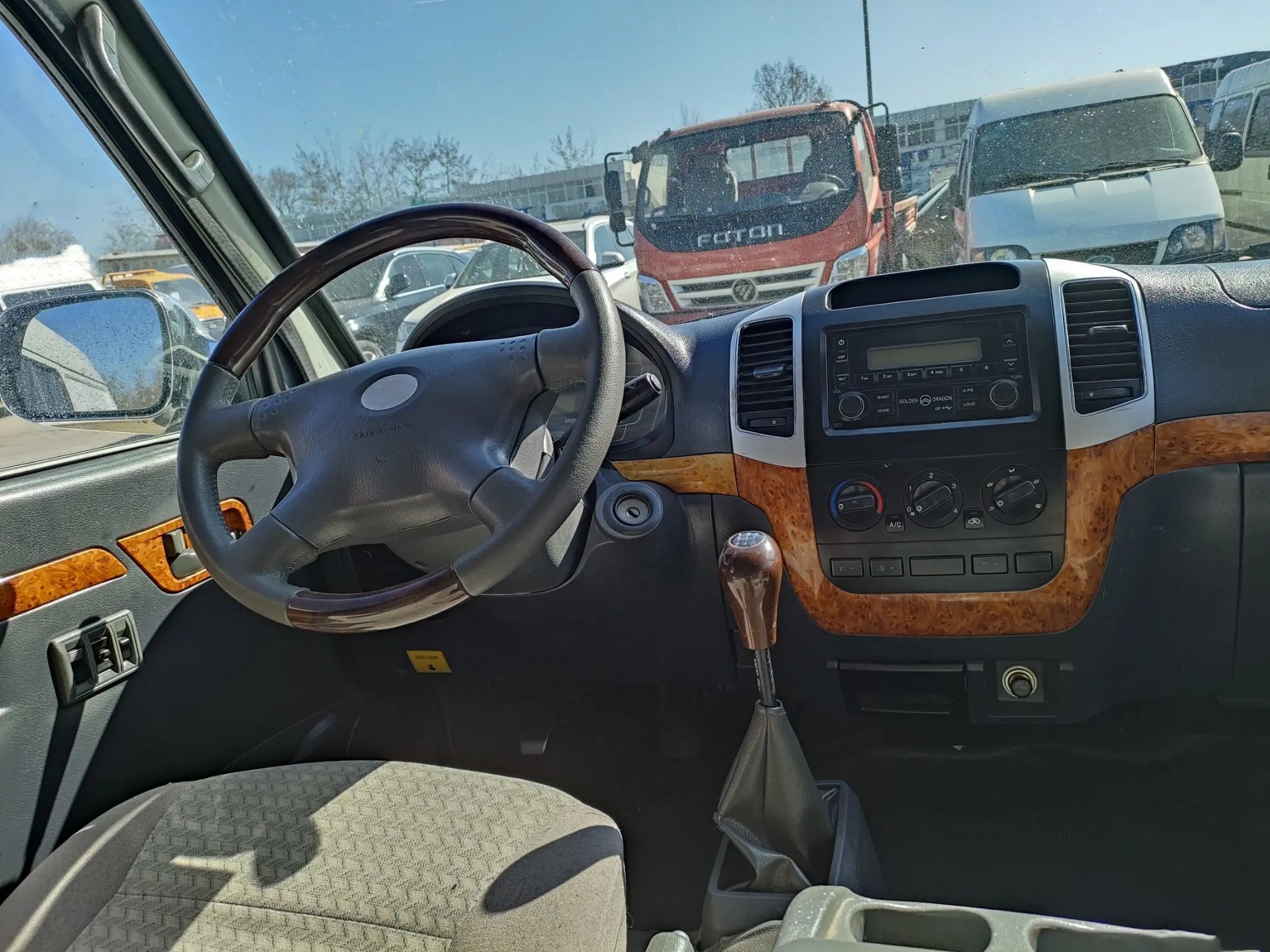 Used Mini Coach Sliding Windows 5.4 Meters 14 Seats Golden Dragon Hiace XML6532 Air Conditioner