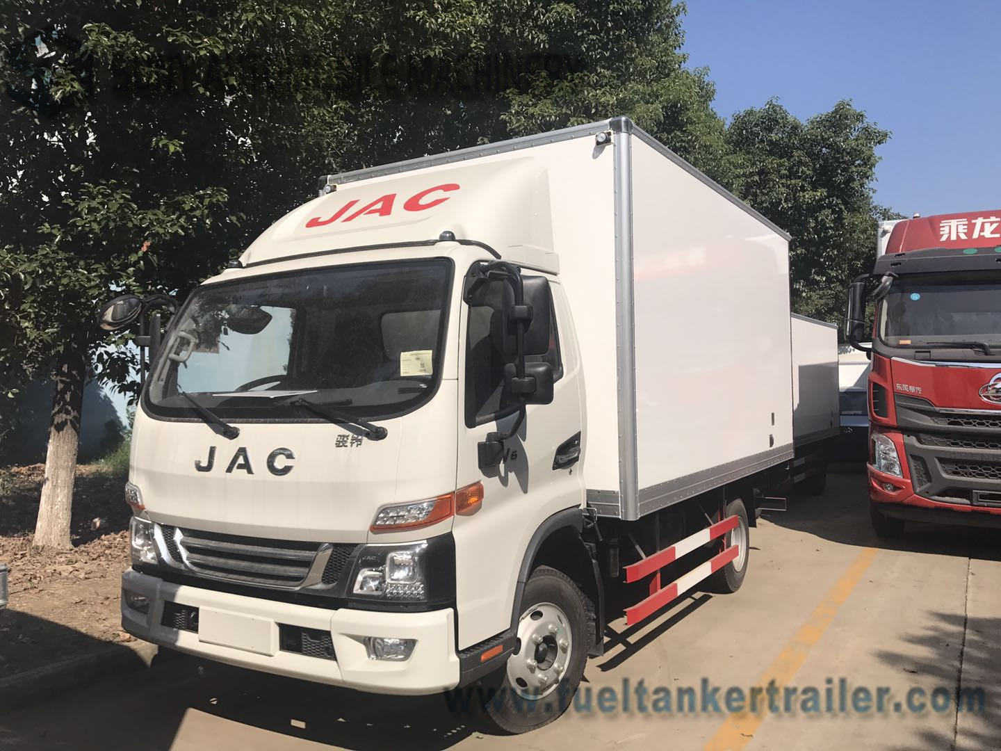 1-4 Ton JAC 4x2 Light Refrigerator Van Truck / Dry Box Van Cargo Truck 3308 Mm Wheel Base