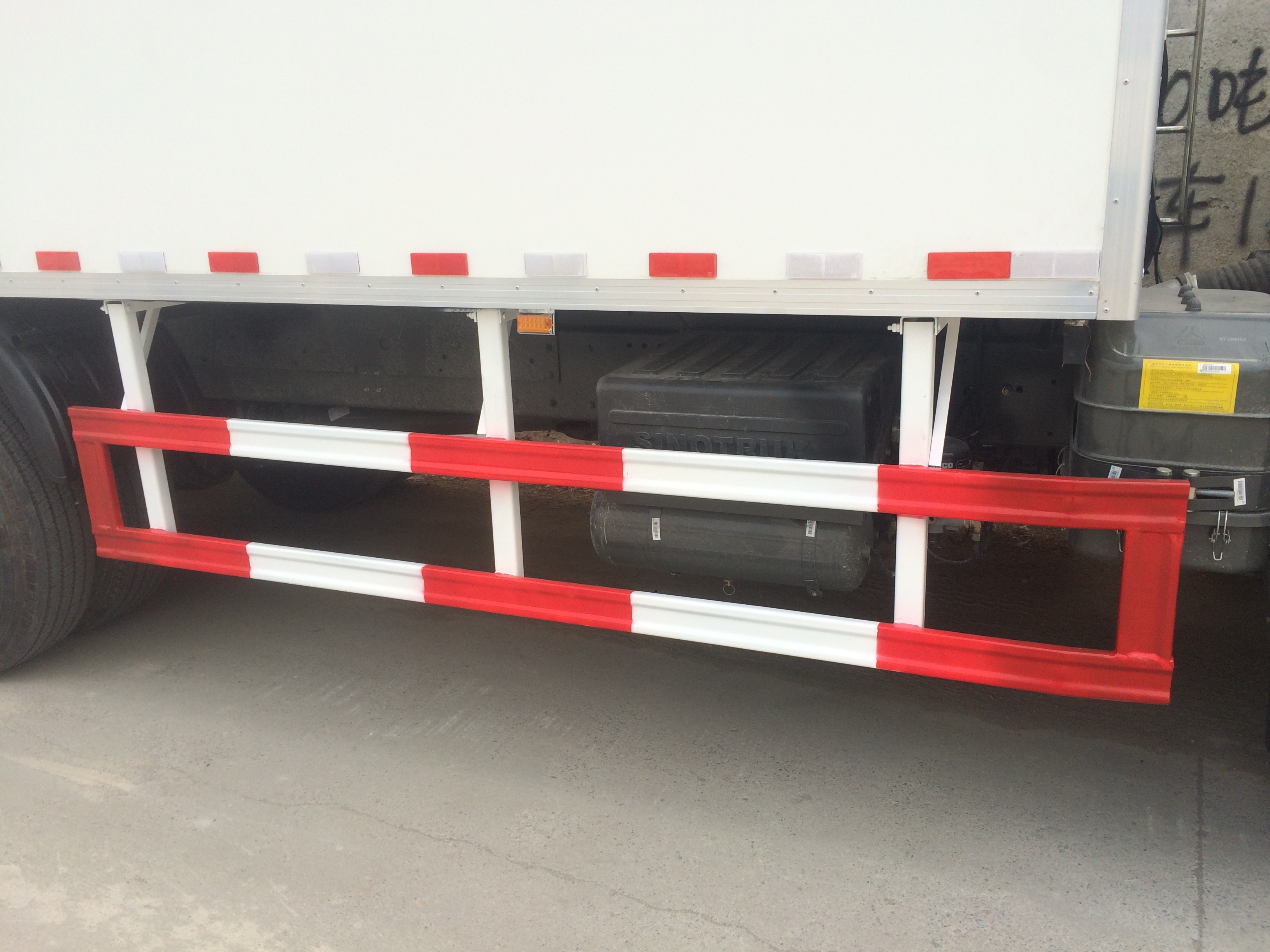 Sinotruk HOWO Refrigerator Box Truck With Truck Reverse Camera System