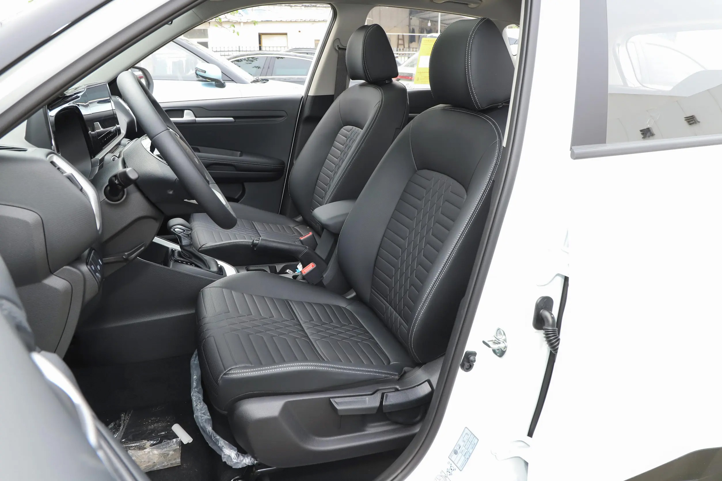 Euro VI Emission Standard Sonet Car Manufactured Small SUV with 5 Seats and Automatic Gear Box
