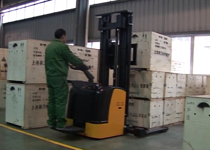 Rider Straddle Electric Pallet Stacker 2.5 - 5.6 Meters Lifting Height Multi Function