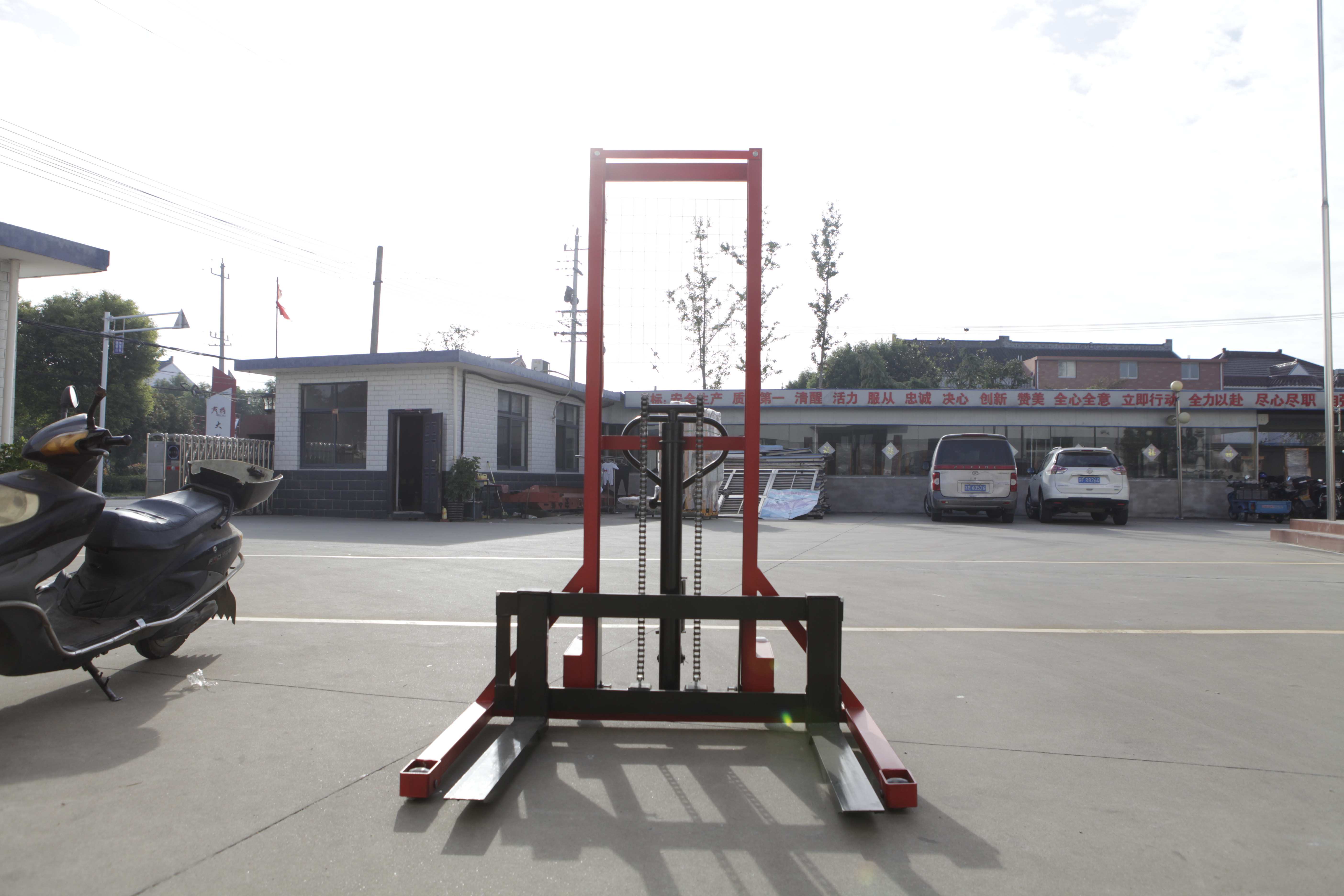 1.6m High Stacker Truck Warehouse Loading And Unloading Truck Manual Elevator 1T 3T