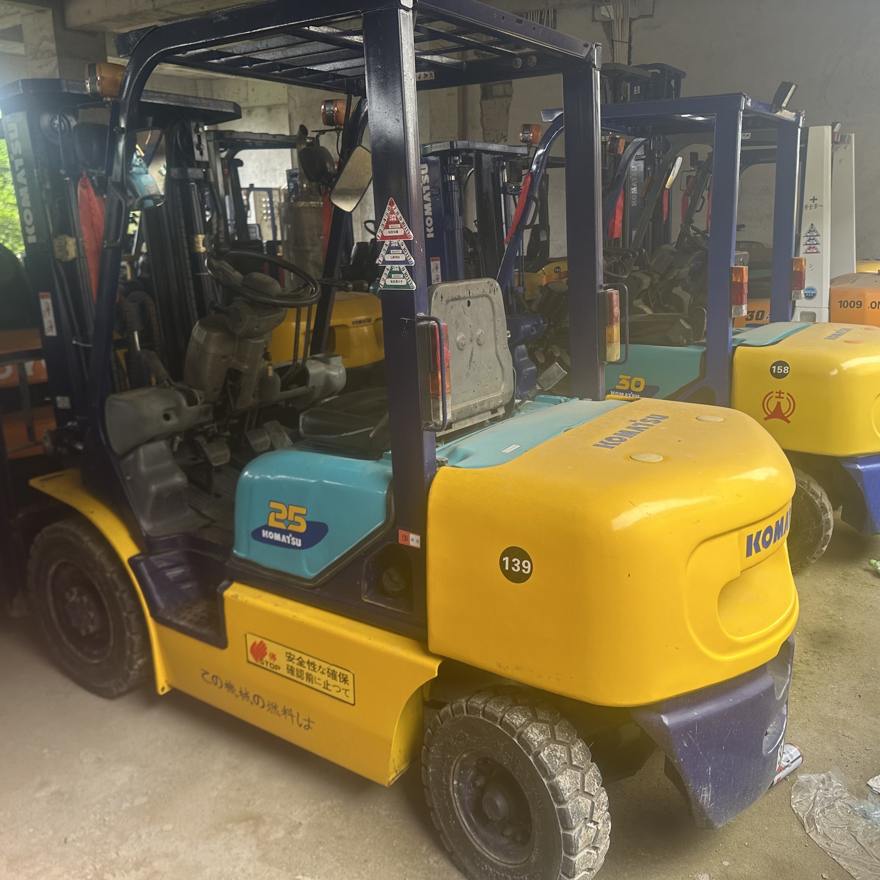Komatsu FD25 Used Forklift Three Stage Material Handling Equipment 2.5 Ton