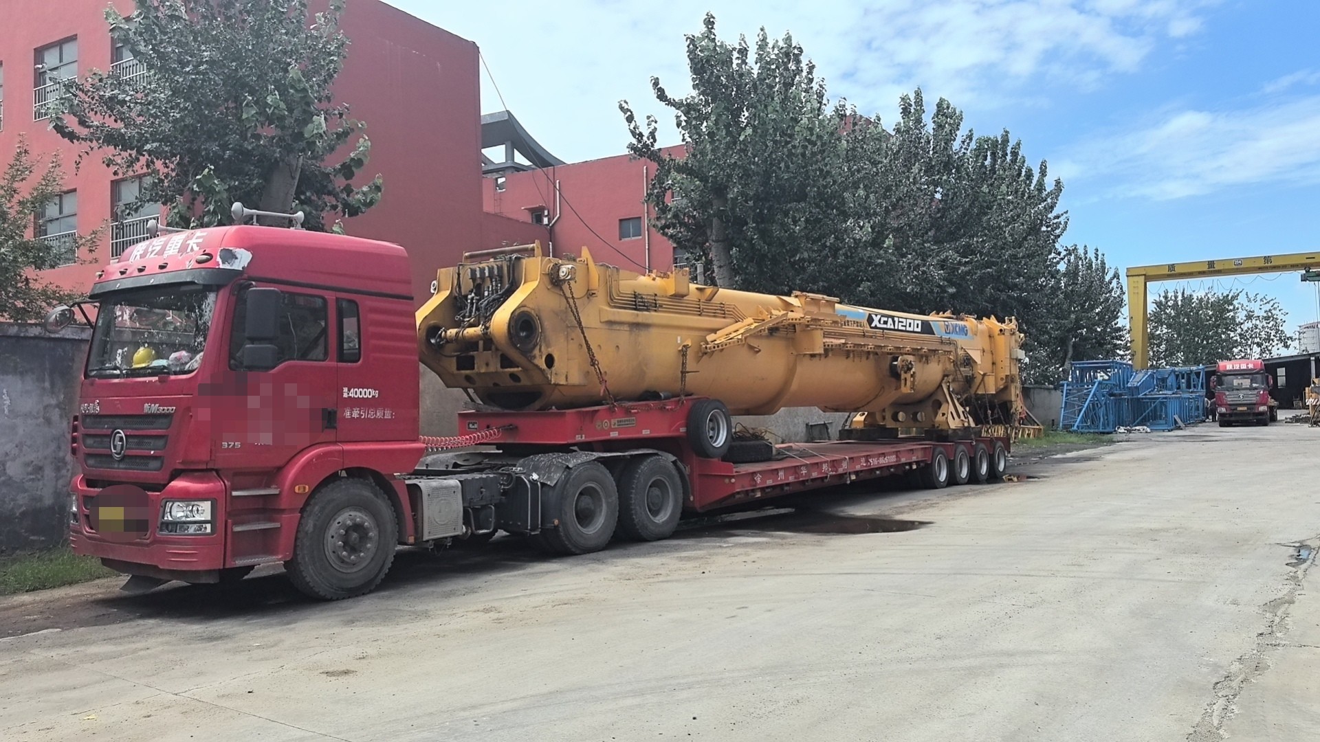 2018model XCA1200-1 all terrain crane Engine: Benz OM502LA+Benz OM460LA Transmission: ZF Axle Brand: German KESSLER Total Counterweight: 170 Tons Main