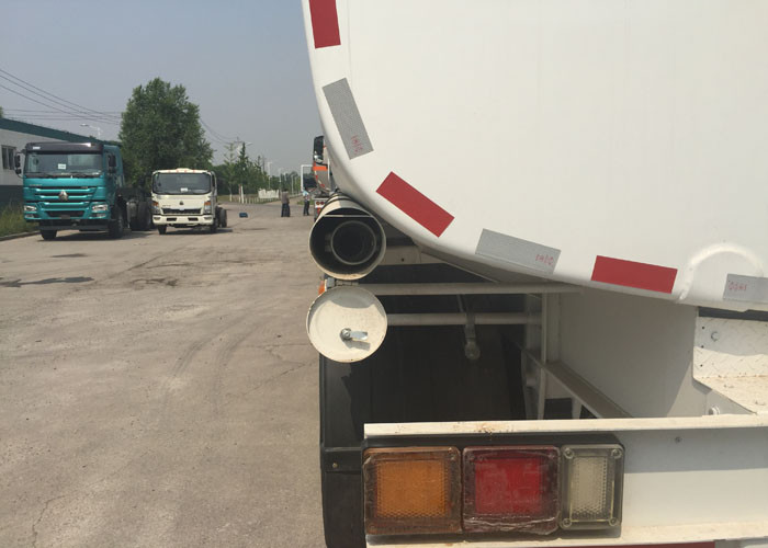 Oil Carrying Semi Trailer Truck , 55 Tons 60cbm Mn Steel Oil Tanker Truck