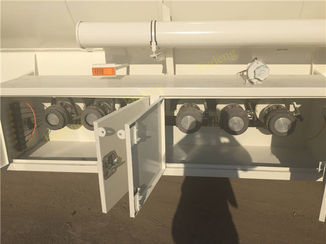60000 Liters Diesel Tanker Trailers , Steel Fuel 2 / 4 Tri Axle Tanker Trailer