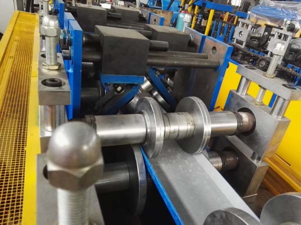Light Weight Truss Furring Channel Steel Roll Forming Machine With Non Stop Cutting