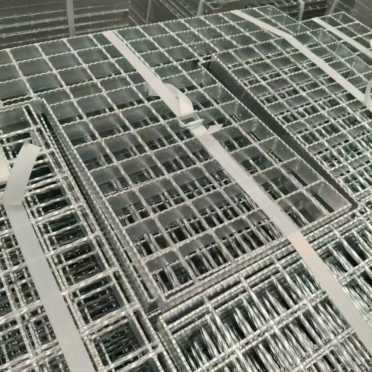Heavy-Duty Steel Grating, Capable of Supporting Large Equipmentv