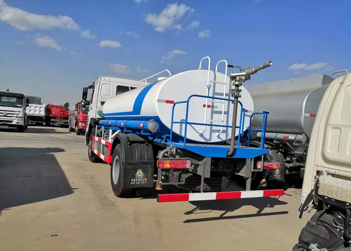 SINOTRUK HOWO Fuel Tank Truck Oil Tank Truck Tanker Truck With 25cbm Full Trailer