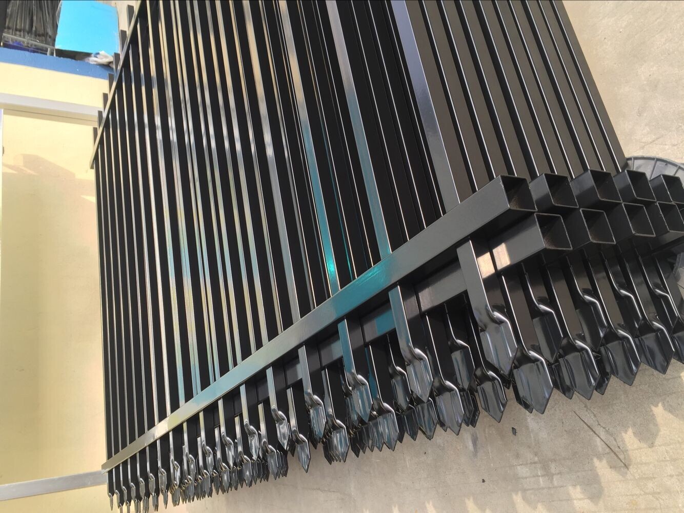 Curved Picket Fencing/ Square Pipe Fencing Wall