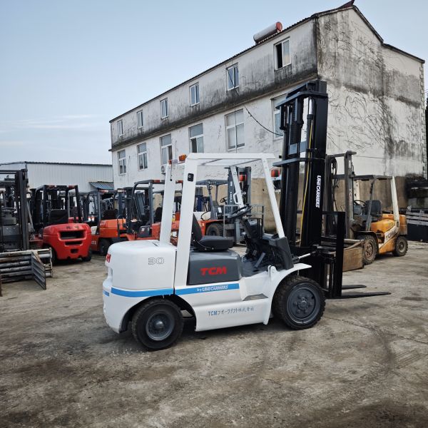 Used TCM FD30 3-Ton Diesel Forklift in White 4m Lifting with Center Cylinder in Automotive and Industrial Facilities