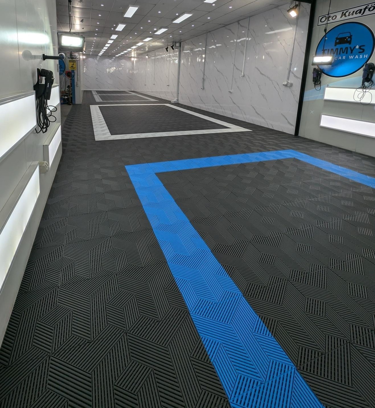 Easy to Clean Epoxy Garage with Decorative Design and Slip Resistance