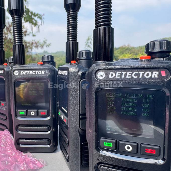 1.5-2KM Handheld FPV Drone detector Detection 800～1500MHz、2400～2485MHz、5725～5850MHz