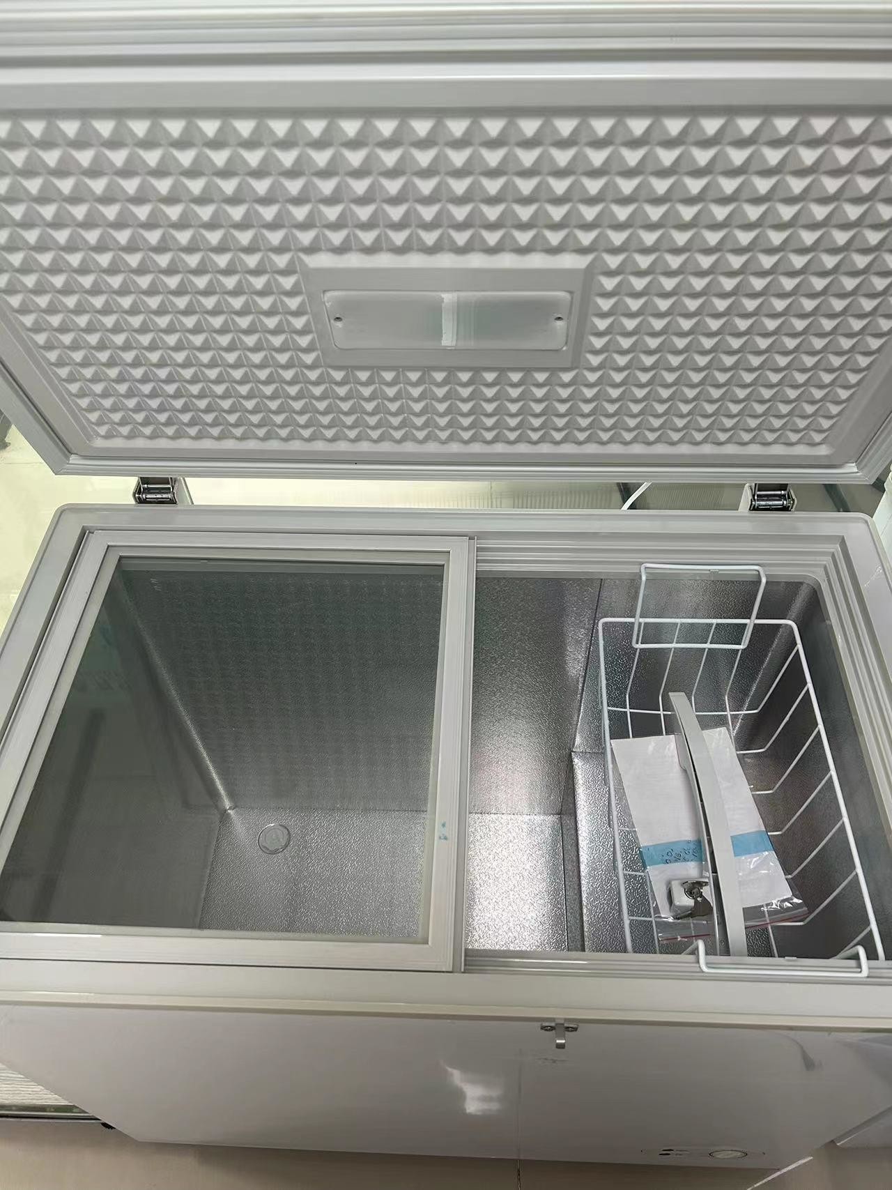 Commercial Top Open Freezer Single Glass Door Chest Freezer 162L Model Bd/Bc-162qg