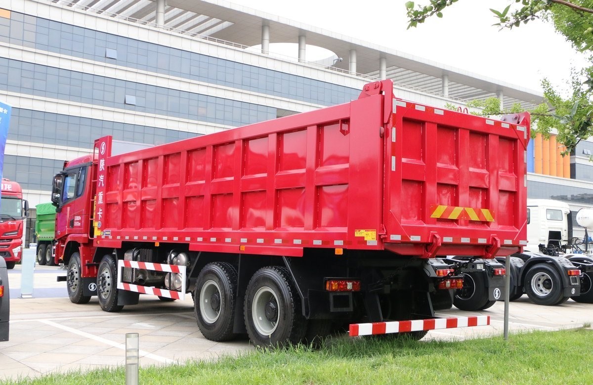 Sturdy And Durable Brand New Shacman Dump Truck Lifting Cylinders 18T With Reinforced Wheel Rim