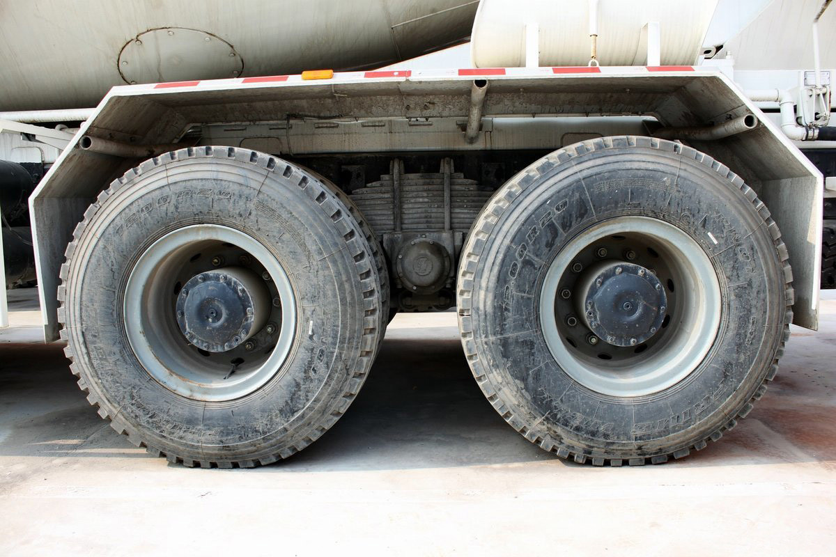 Shaanxi Automobile Heavy Truck Delong F3000 375HP 8X4 Hydraulic Main Seat Concrete Mixer Truck