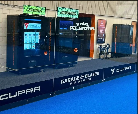 Hot selling 22 inch touch screen snack drink vending machine with cooling system in Malaysia airport