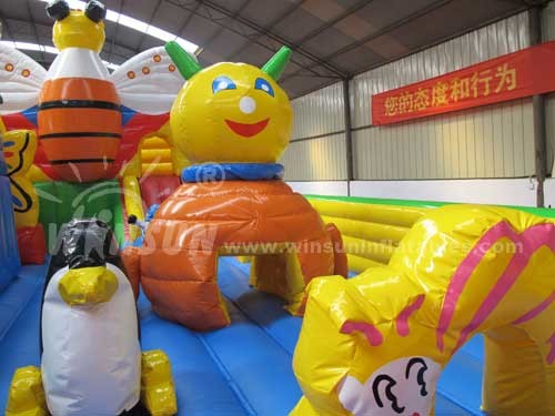Industrious Bees Theme Inflatable Fun World , 0.9mm PVC Blow Up Playground
