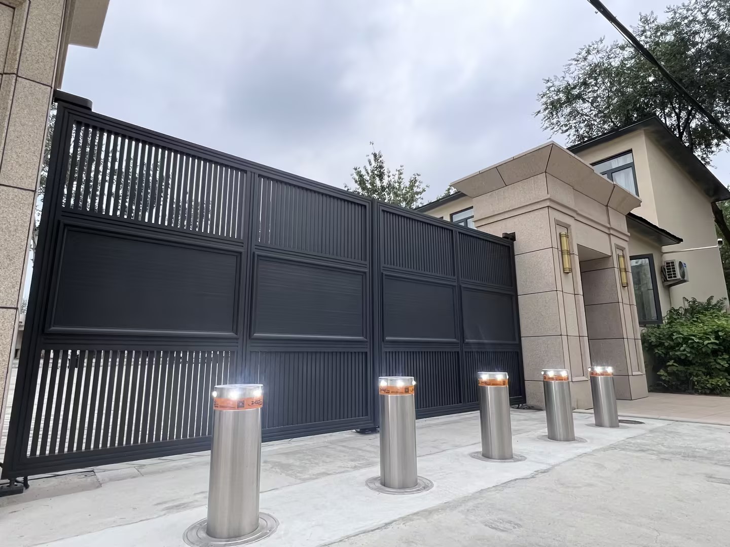 Safety Automatic Bollards For Driveways High Performance Protection