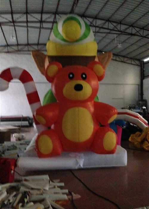 Lovely Cartoon Inflatable Christmas Decorations Pear 3.5 X 2.5 X 4m Fire Resistance