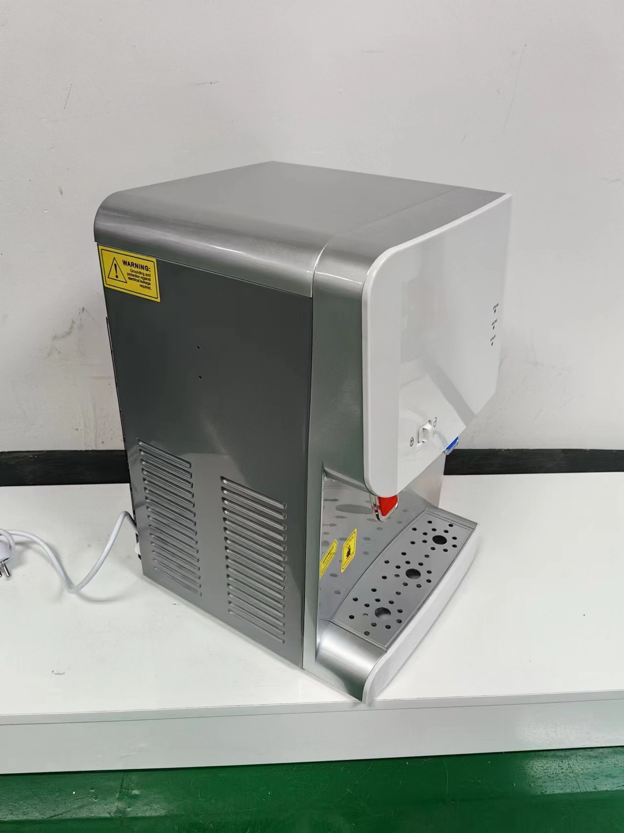 Mini Desktop Water Dispenser with 5L Capacity and Heating/Cooling Function