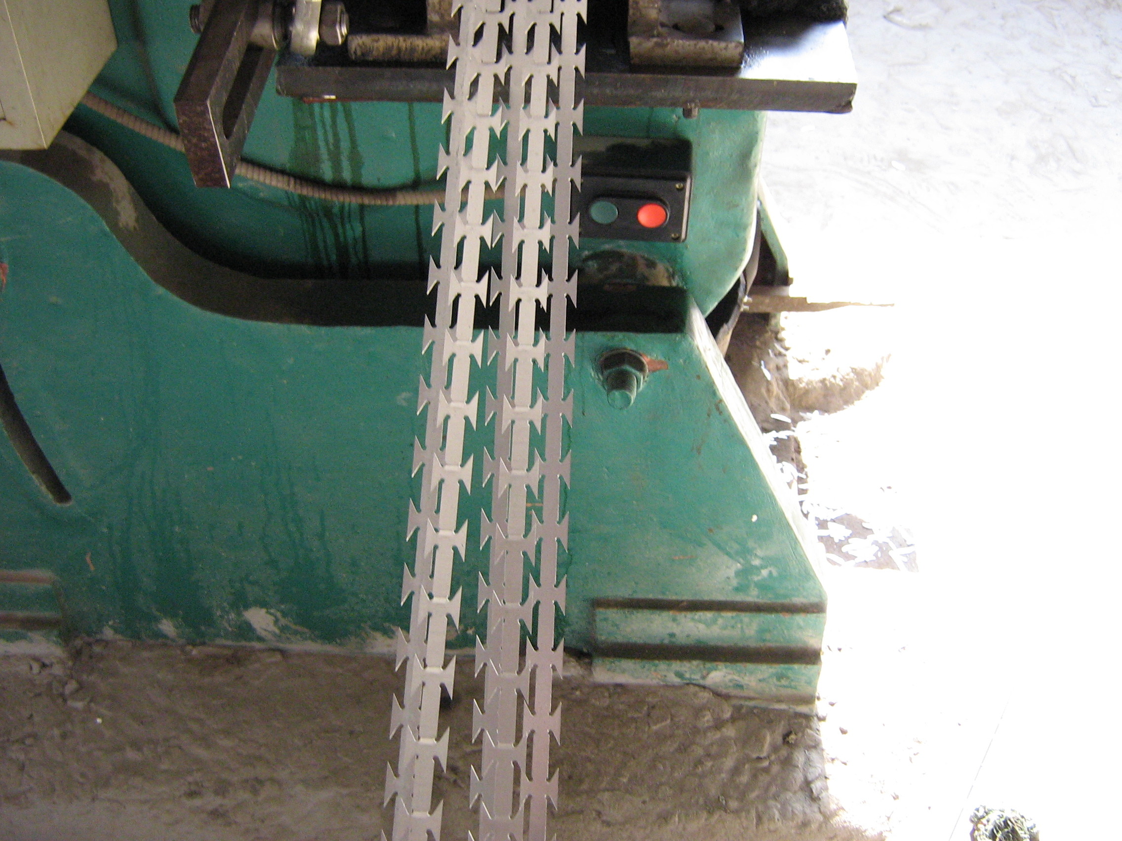 Automatic Concertina 9 Strips Razor Barbed Wire Machine , Expanded Mesh Machine