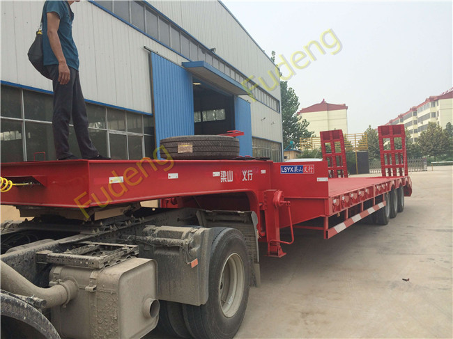 Tri-Axles Steel Material Low Bed Semi Trailer 60000-80000 KG Loading Capacity