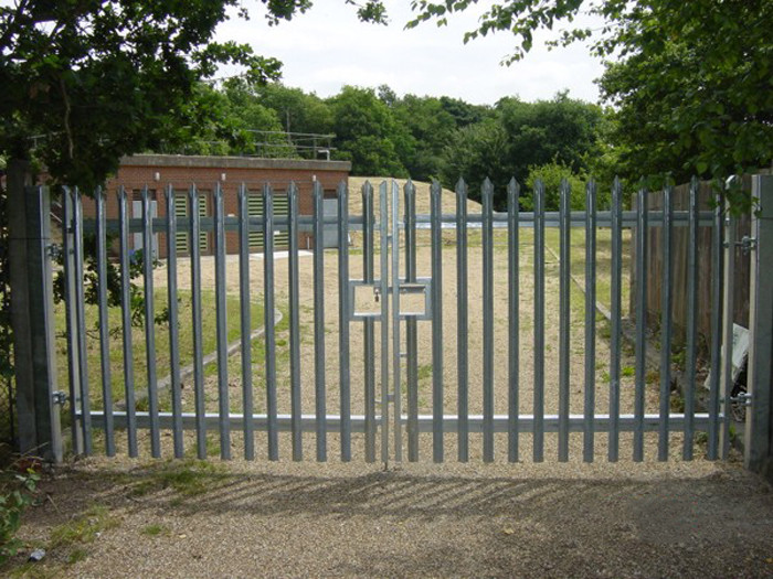 Hot Dipped Galvanized 6ft High Steel Palisade Fencing With W Pale